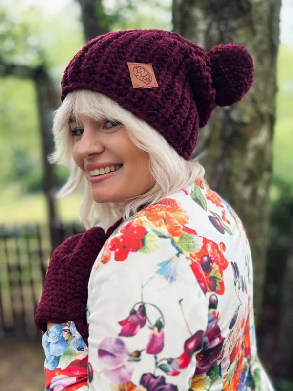 Czapka ręcznie robiona z pomponem ENERGY SHOT ,,Bordo"