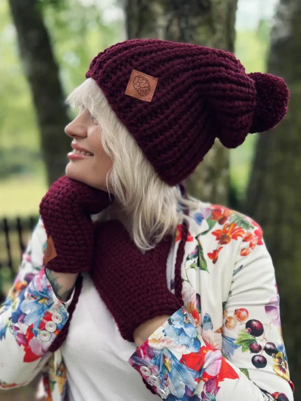 Czapka ręcznie robiona z pomponem ENERGY SHOT ,,Bordo"