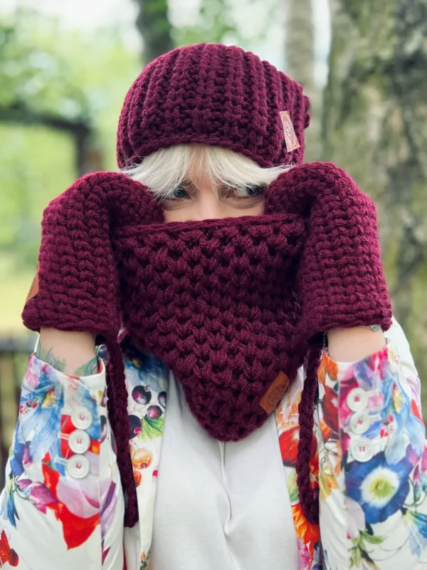 Czapka ręcznie robiona z pomponem ENERGY SHOT ,,Bordo"