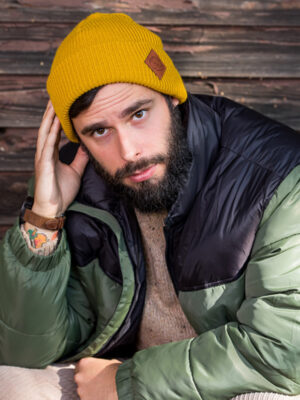 Męska czapka beanie logo ekoskórka "Musztardowa"