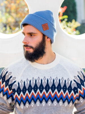 Męska czapka beanie logo ekoskórka "Brudny niebieski"