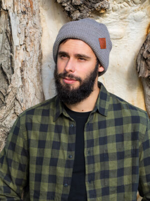 Męska czapka beanie logo ekoskórka "Ciemny beż"