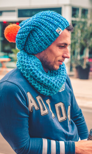 czapka ręcznie robiona z pomponem niebeiskości