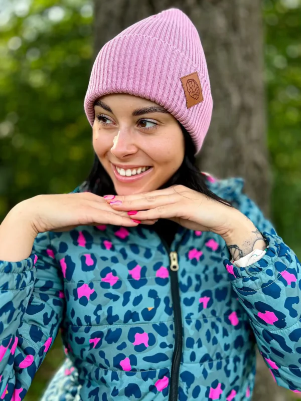 Bawełniana czapka beanie logo ekoskórka "Brudny róż"