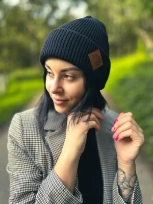 Bawełniana czapka beanie logo ekoskórka "Czarny"