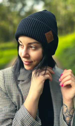 Elegancka prostota w czarnym wydaniu slouchy – czapka wiosenna.