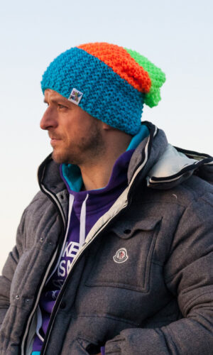 luźna czapka zimowa paski