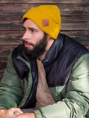 Męska czapka beanie logo ekoskórka "Musztardowa"
