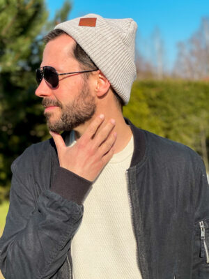 Męska czapka beanie logo ekoskórka "Jasny beż"