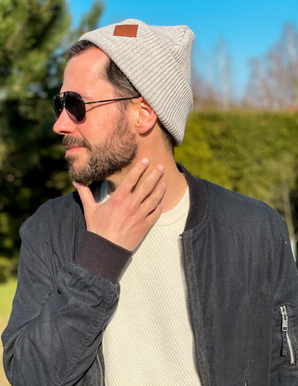 Męska czapka beanie logo ekoskórka "Jasny beż"