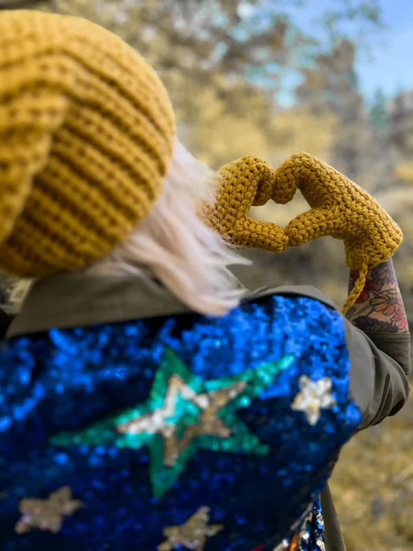 Rękawiczki handmade ze sznureczkiem ,,Miodowa musztarda"