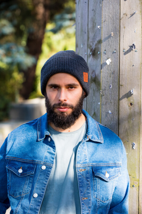 Męska czapka beanie logo ekoskórka "Ciemny szary"