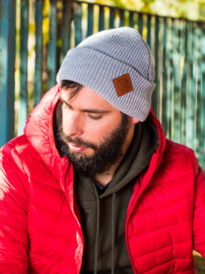 Męska czapka beanie logo ekoskórka "Jasny szary"