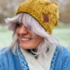 Czapka zimowa z pomponem SMILE ,,Miodowa musztarda"