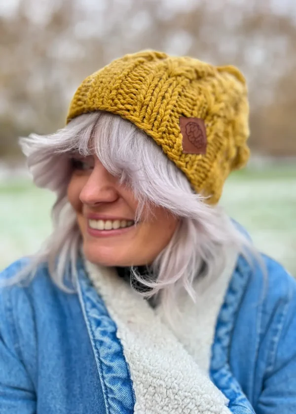 Czapka zimowa z pomponem SMILE ,,Miodowa musztarda"