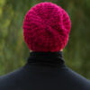 czerwona męska czapka robiona na drutach