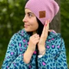Bawełniana czapka beanie logo ekoskórka "Brudny róż"