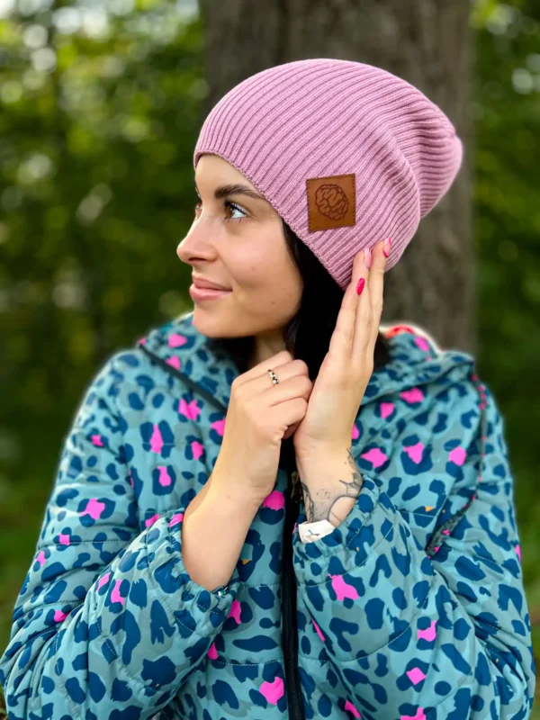 Bawełniana czapka beanie logo ekoskórka "Brudny róż"