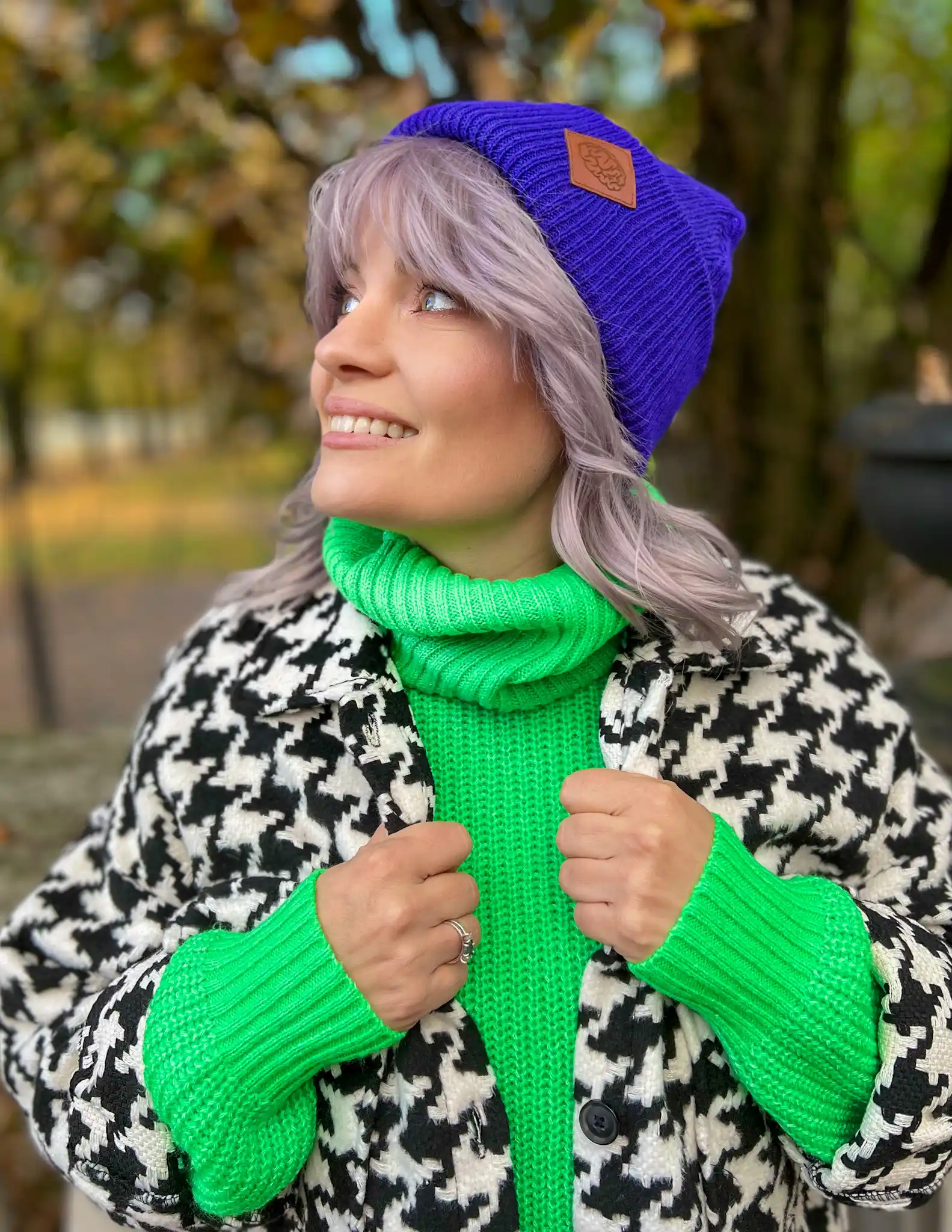 Jak nosić czapkę zimą – wpływ na włosy