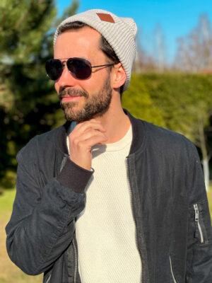 Męska czapka beanie logo ekoskórka "Jasny beż"