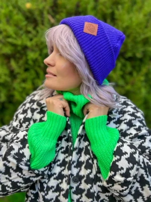 Czapka beanie logo ekoskórka "Neonowy fiolet" Czapka beanie logo ekoskórka "Neonowy fiolet"