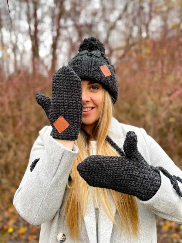 Rękawiczki handmade ze sznureczkiem ,,Perłowy czarny"