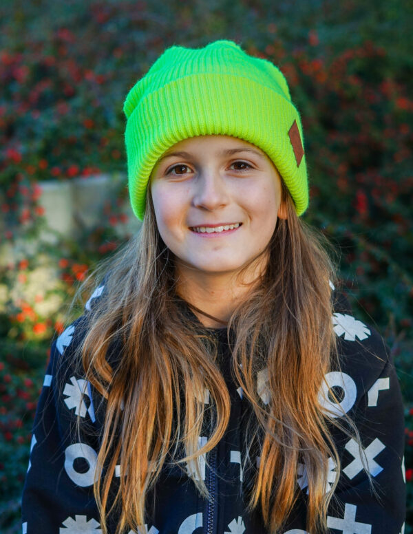 Modna czapka dla dziecka logo ekoskórka "Neonowy żółty"