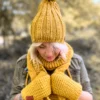 Rękawiczki handmade ze sznureczkiem ,,Miodowa musztarda"