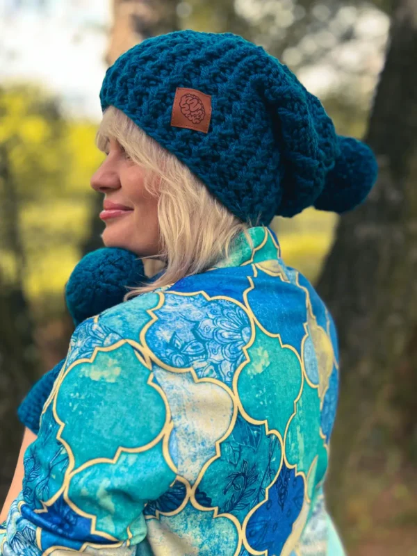 Luźna czapka z pomponem FOLLOW ME ,,Morski"