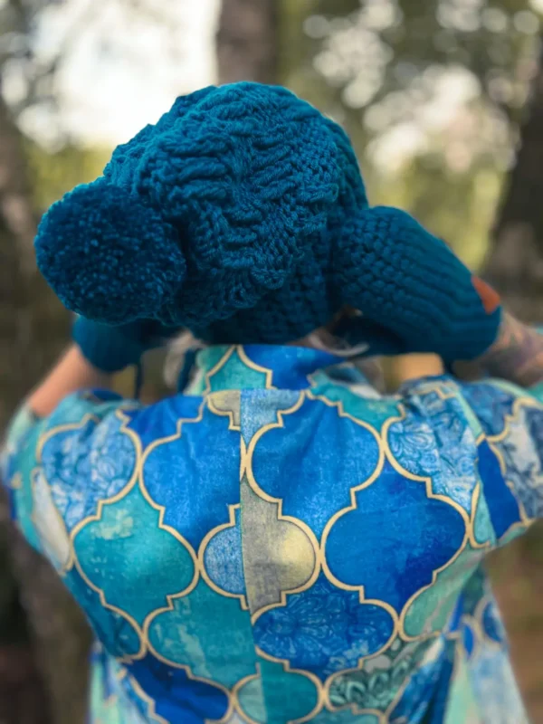 Luźna czapka z pomponem FOLLOW ME ,,Morski"