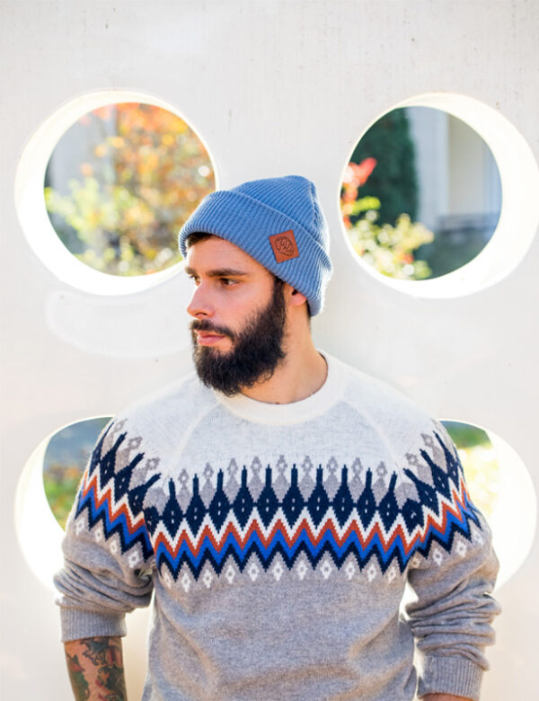 Męska czapka beanie logo ekoskórka "Brudny niebieski"