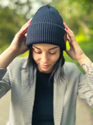 Bawełniana czapka beanie logo ekoskórka "Czarny"