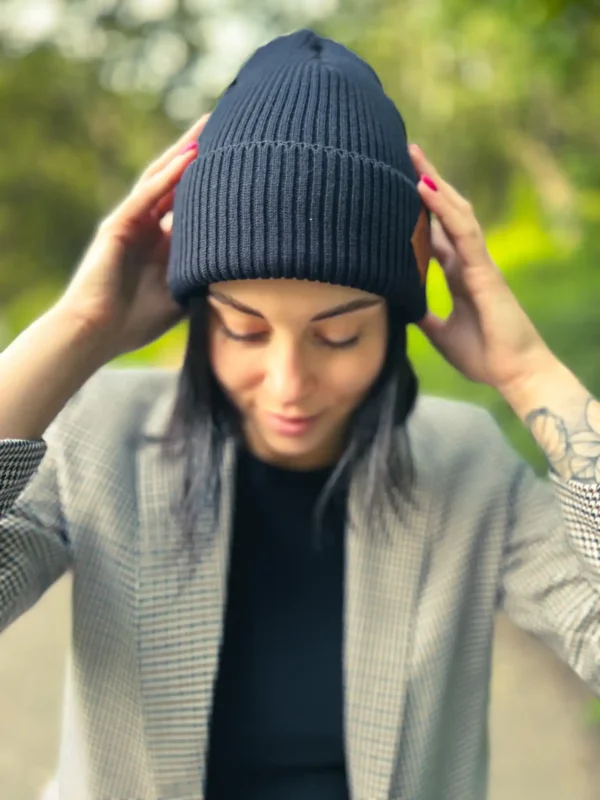 Bawełniana czapka beanie logo ekoskórka "Czarny"