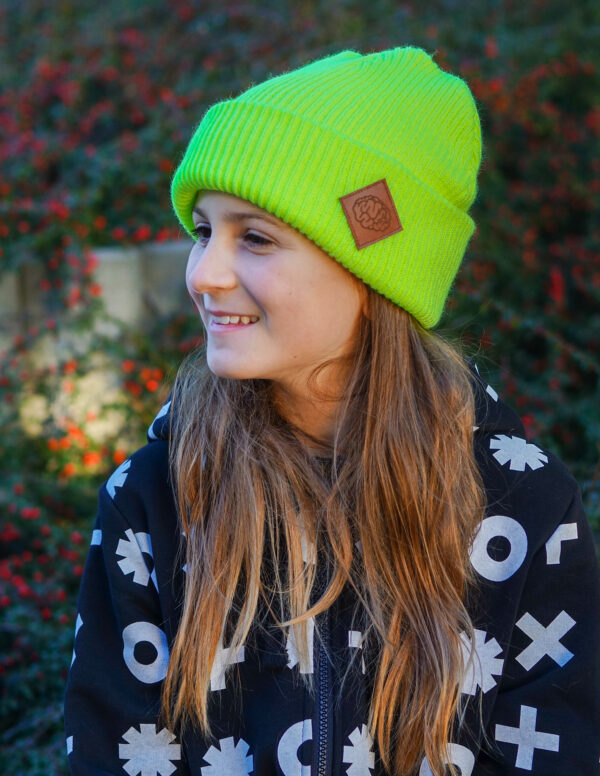 Modna czapka dla dziecka logo ekoskórka "Neonowy żółty"
