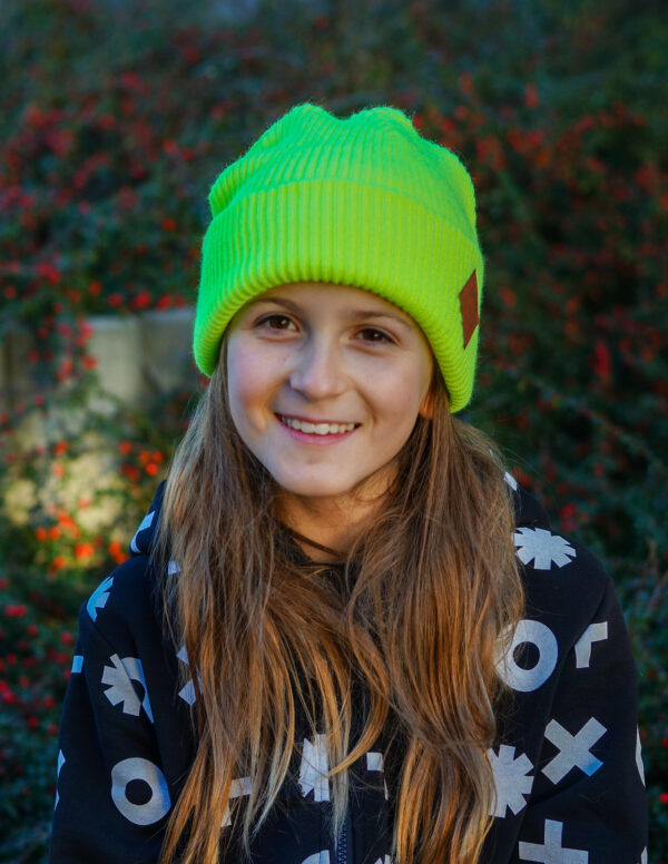 Modna czapka dla dziecka logo ekoskórka "Neonowy żółty"