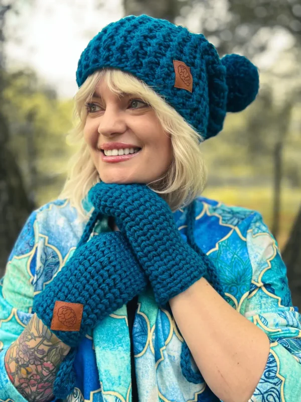 Luźna czapka z pomponem FOLLOW ME ,,Morski"