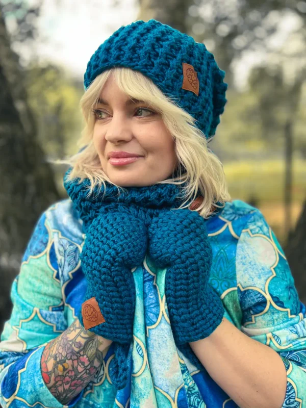 Luźna czapka z pomponem FOLLOW ME ,,Morski"