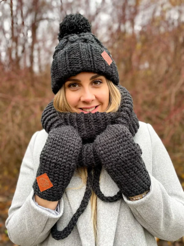 Rękawiczki handmade ze sznureczkiem ,,Perłowy czarny"