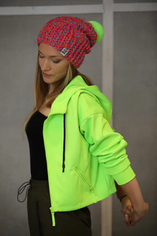 Luźna czapka z pomponem FOLLOW ME ,,Passion"