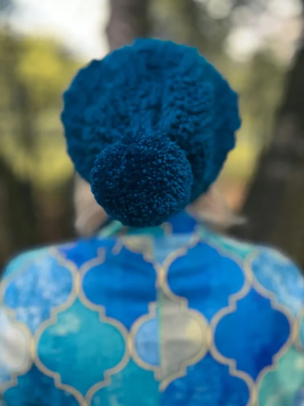 Luźna czapka z pomponem FOLLOW ME ,,Morski"