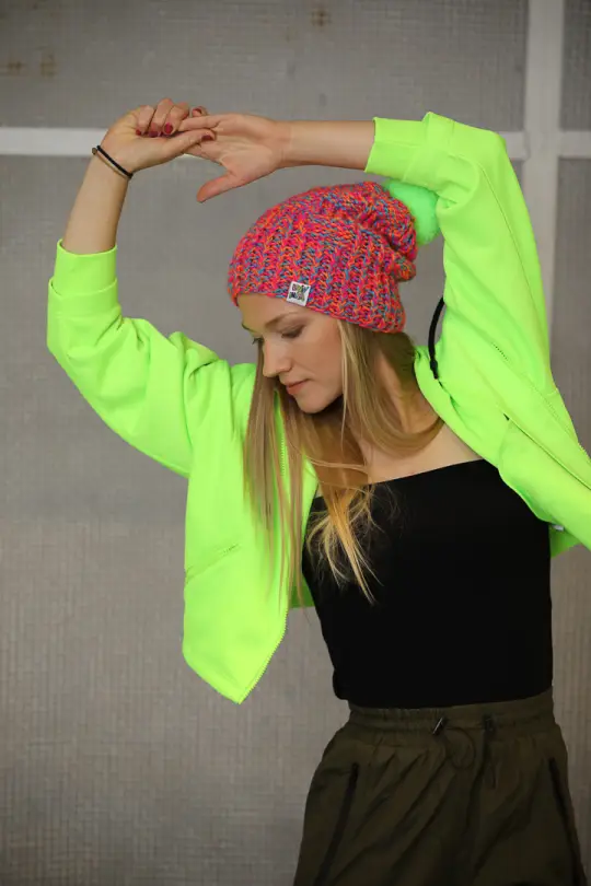 Luźna czapka z pomponem FOLLOW ME ,,Passion"
