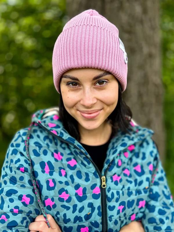 Czapka beanie z bawełny logo kolorowe "Brudny róż"