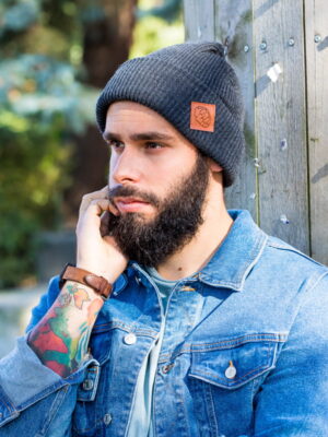 Męska czapka beanie logo ekoskórka "Ciemny szary"