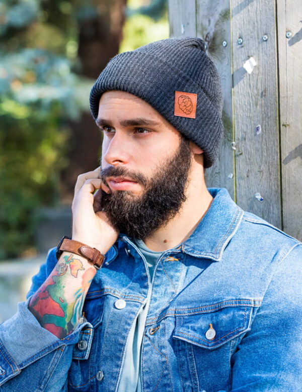 Męska czapka beanie logo ekoskórka "Ciemny szary"