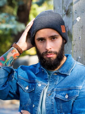 Męska czapka beanie logo ekoskórka "Ciemny szary"