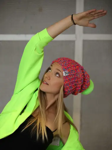 Luźna czapka z pomponem FOLLOW ME ,,Passion"