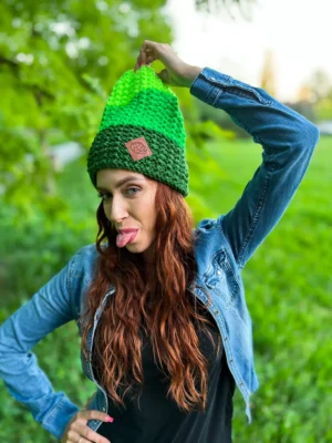 Czapka zimowa slouchy NEVERLAND "Zielone paski"