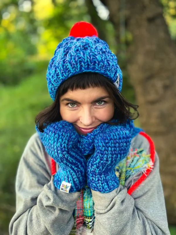 Rękawiczki handmade ze sznureczkiem ,,Niebieskości"