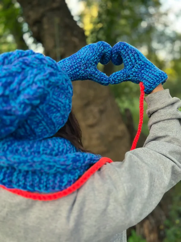 Rękawiczki handmade ze sznureczkiem ,,Niebieskości"
