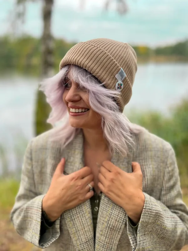 Czapka beanie z bawełny logo kolorowe "Beżowa"